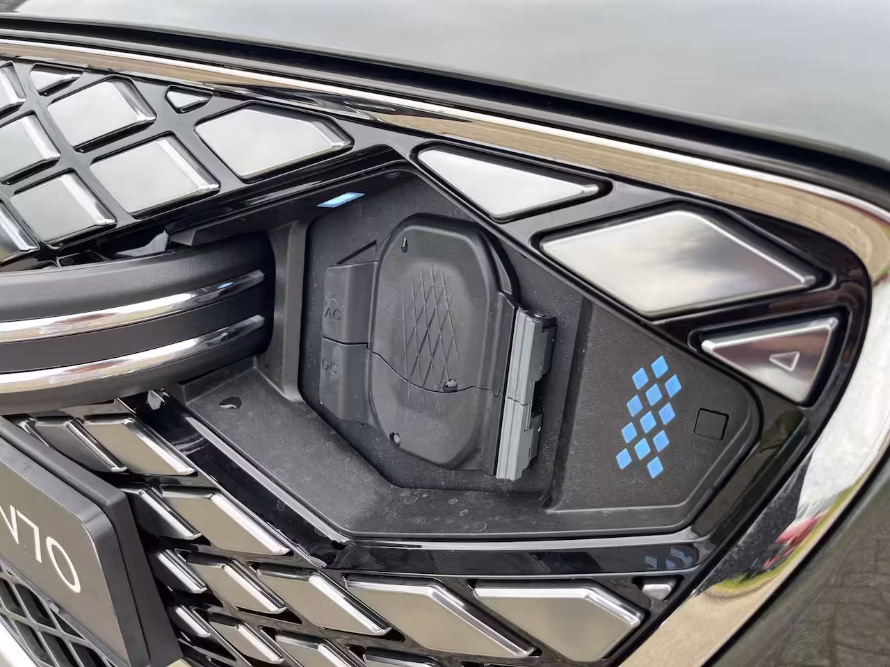 Genesis GV70 84 kWh 490pk Performance AWD Premium | 10.150, - DEMO VOORDEEL | V2L | Nappa Leder | Bang