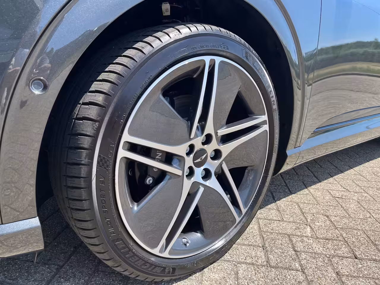 Genesis GV60 84 kWh 490pk Luxury AWD | V2L | Nappa Leder | Bang & Olufsen | 21" Lichtmetaal | Panoramad