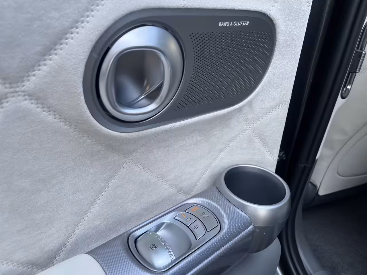 Genesis GV60 84 kWh 490pk Luxury AWD | V2L | Nappa Leder | Bang & Olufsen | 21" Lichtmetaal | Panoramad