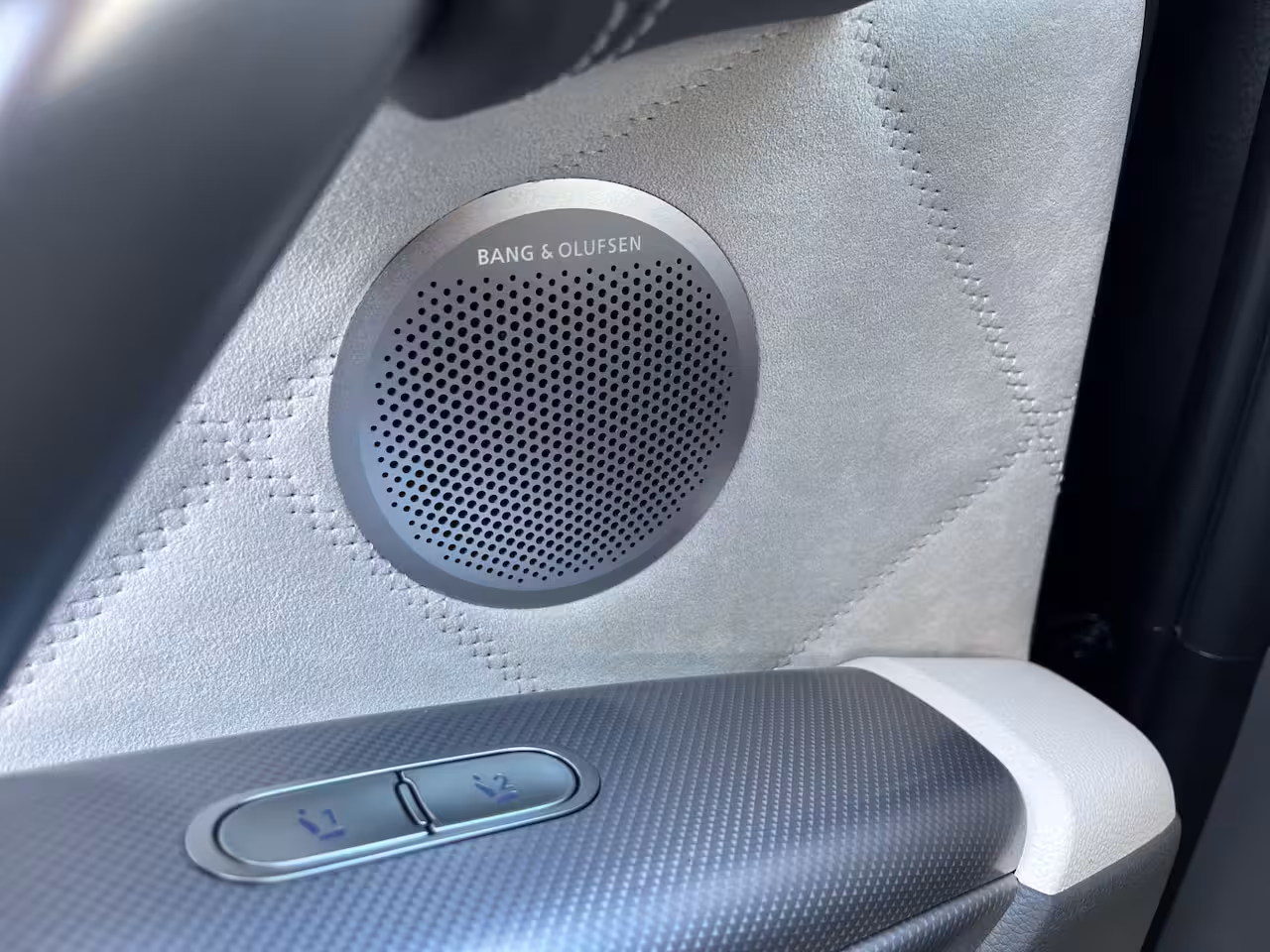 Genesis GV60 84 kWh 490pk Luxury AWD | V2L | Nappa Leder | Bang & Olufsen | 21" Lichtmetaal | Panoramad