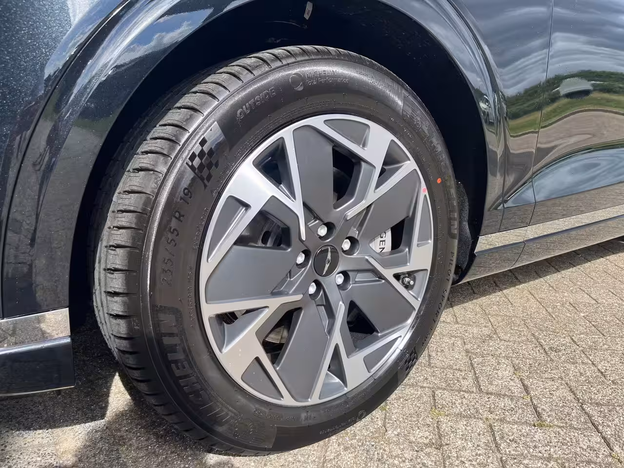Genesis GV70 84 kWh 490pk AWD First Edition | 360 Camera | Winterpakket | 19" Lichtmetaal | Parkeer Ass