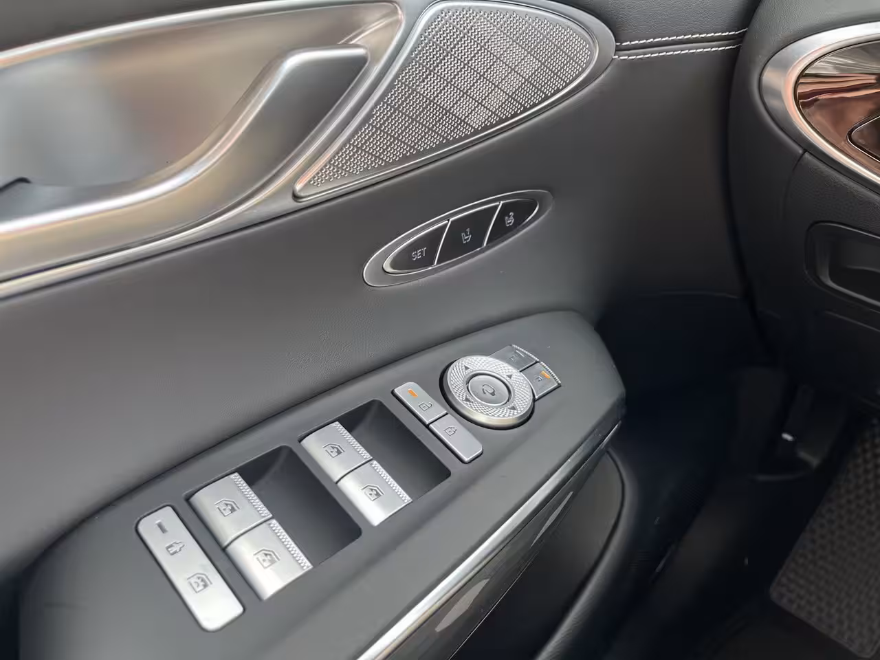Genesis GV70 84 kWh 490pk AWD First Edition | 360 Camera | Winterpakket | 19" Lichtmetaal | Parkeer Ass