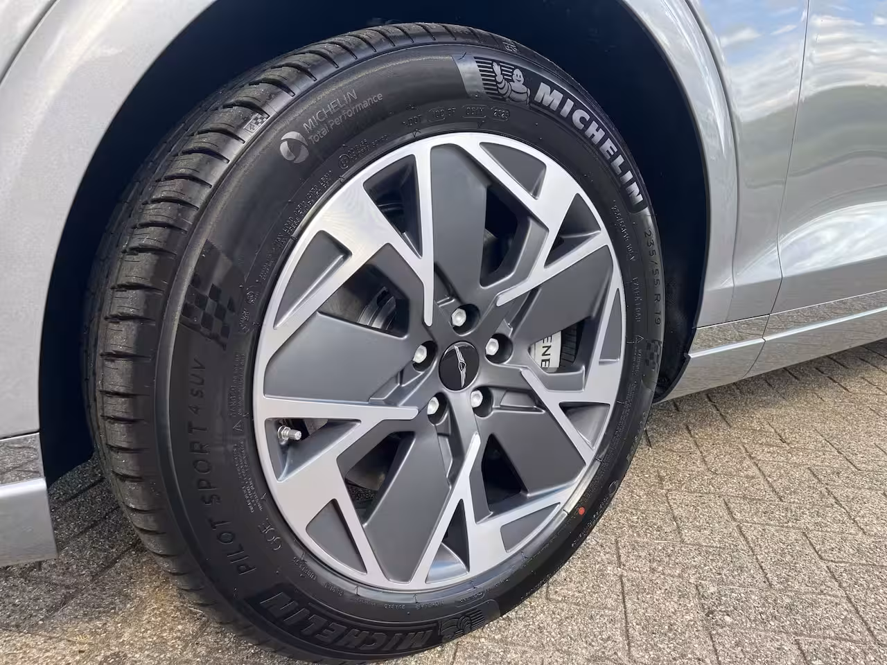 Genesis GV70 84 kWh 490pk AWD First Edition | 360 Camera | Winterpakket | 19" Lichtmetaal | Parkeer Ass