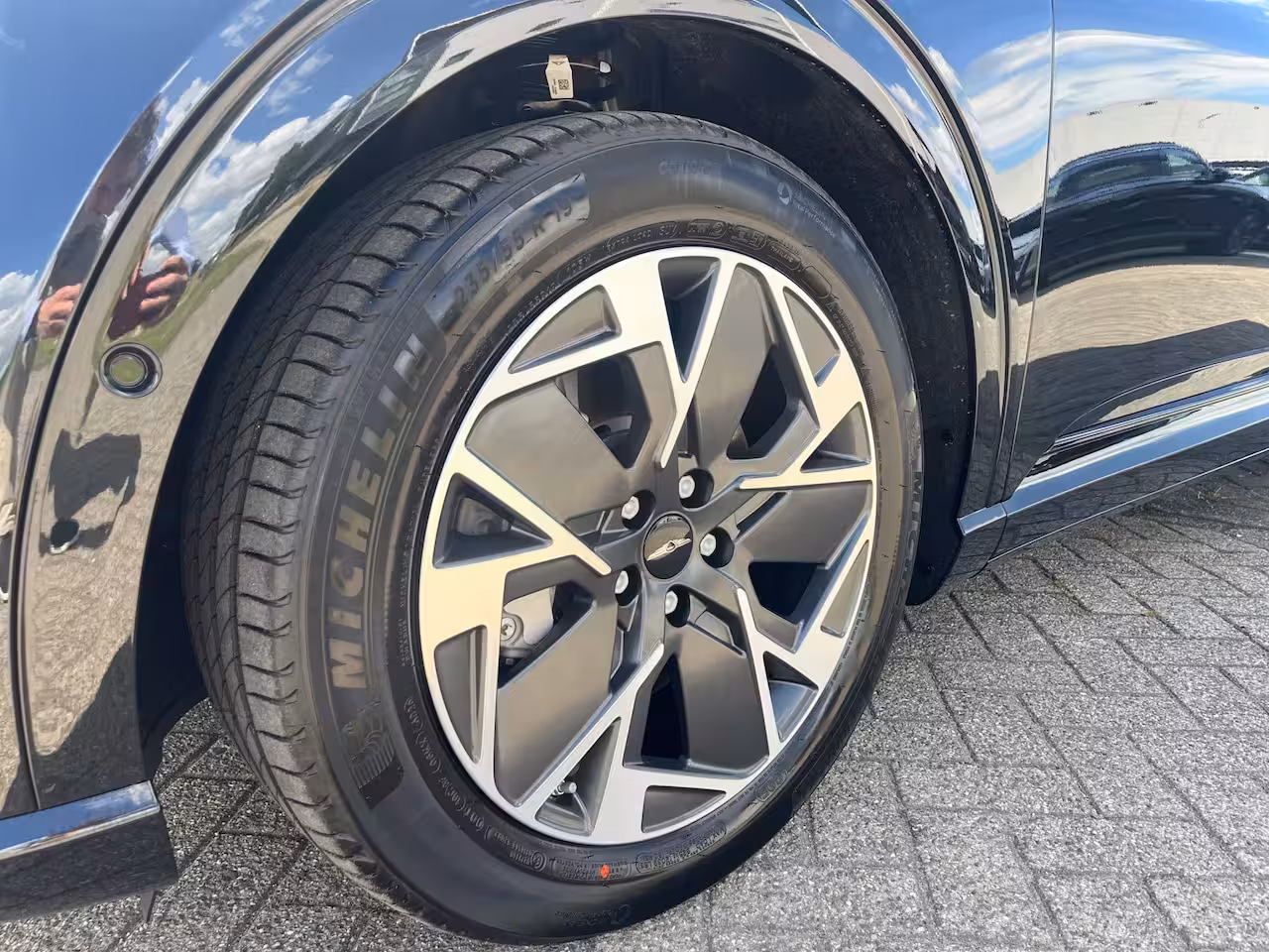 Genesis GV60 84 kWh 229pk First Edition | 360 Camera | Winterpakket | 19" Lichtmetaal | Parkeer Assiste