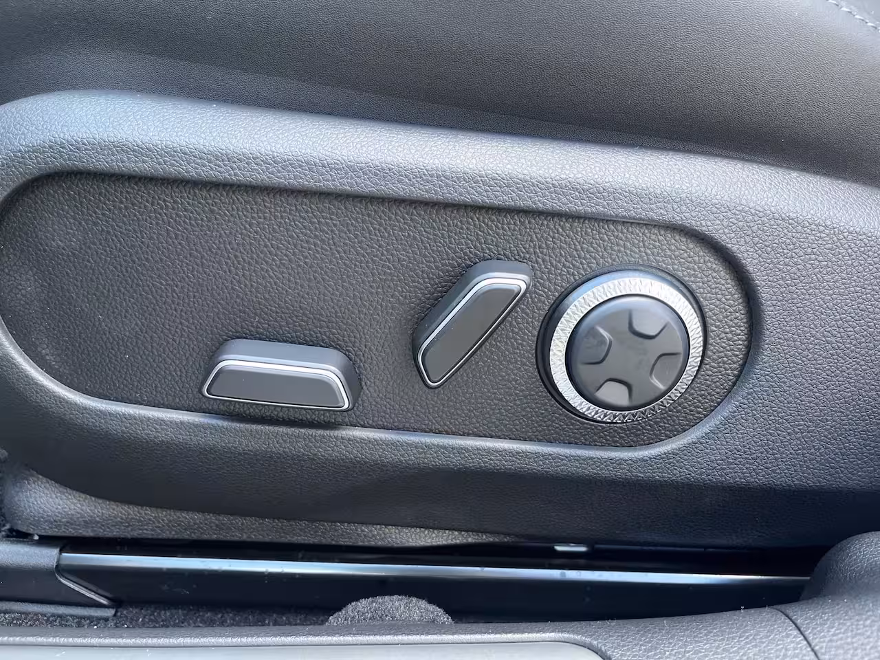 Genesis GV60 84 kWh 229pk First Edition | 360 Camera | Winterpakket | 19" Lichtmetaal | Parkeer Assiste