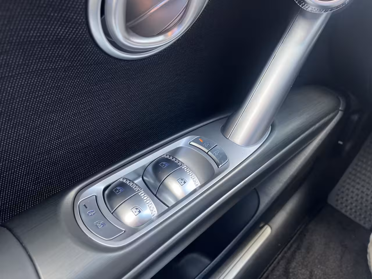 Genesis GV60 84 kWh 229pk First Edition | 360 Camera | Winterpakket | 19" Lichtmetaal | Parkeer Assiste