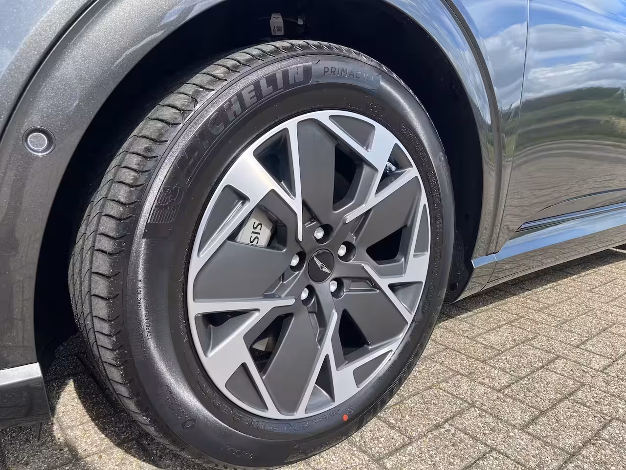 Genesis GV60 84 kWh 229pk First Edition | 360 Camera | Winterpakket | 19" Lichtmetaal | Parkeer Assiste