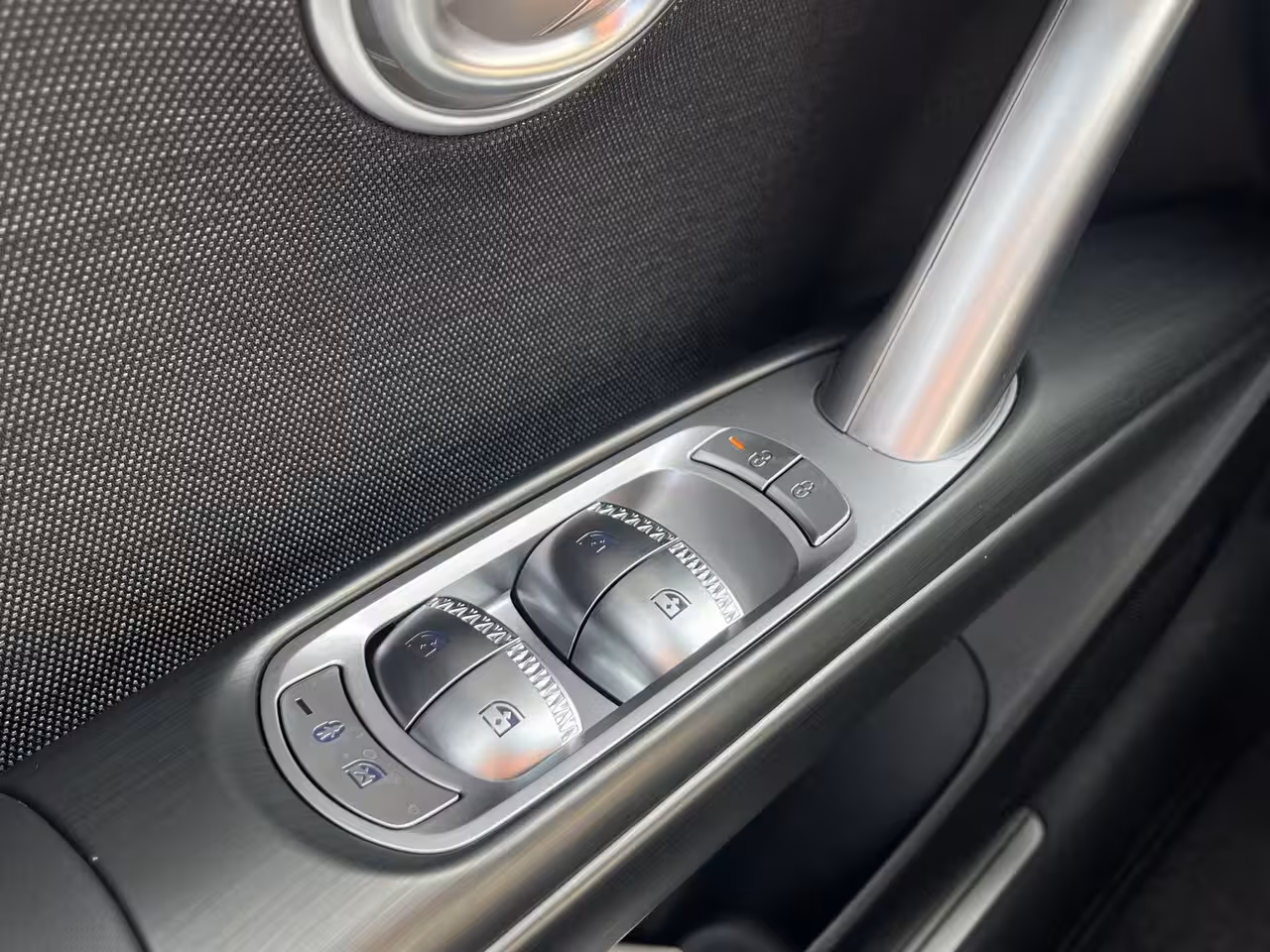 Genesis GV60 84 kWh 229pk First Edition | 360 Camera | Winterpakket | 19" Lichtmetaal | Parkeer Assiste
