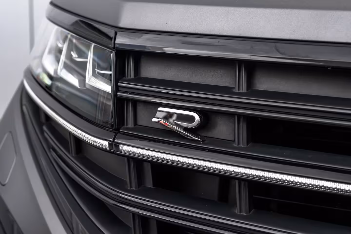 Volkswagen Touareg 3.0 TSi eHybrid 4MOTION R l Trekhaak Elektr. l DYNAUDIO | SoH 99% l Nappa Leder l Elektr.