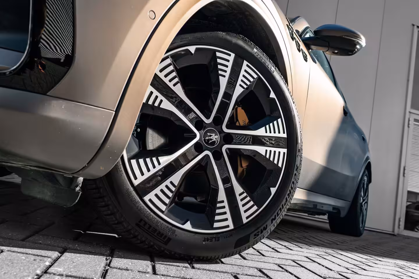 Maserati Grecale AWD Folgore 105kWh l Luchtvering l 360 gr Camera l High End Sound l Panoramadak l Stoelver