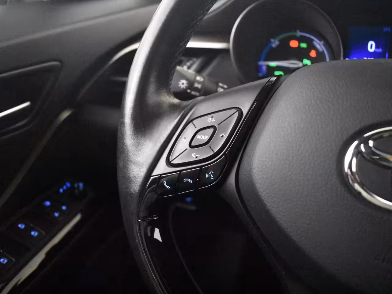 Toyota C-HR 1.8 Hybrid Executive l JBL Sound l Half Leder l Stoelverwarming l Cr Control l PDC V en A