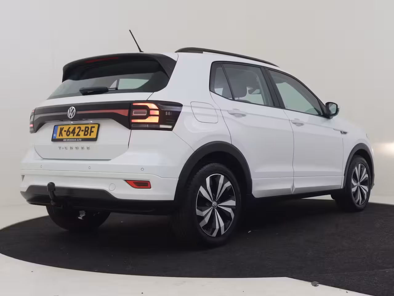 Volkswagen T-Cross 1.0 TSI Life 95Pk | R-Line l Trekhaak | Stoelverwarming | Dodehoek detectie | Parkeersenso