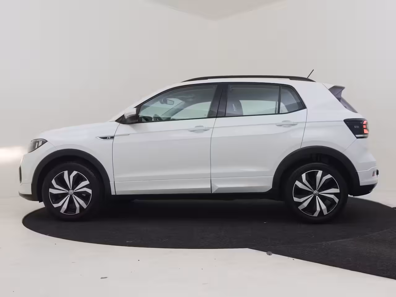 Volkswagen T-Cross 1.0 TSI Life 95Pk | R-Line l Trekhaak | Stoelverwarming | Dodehoek detectie | Parkeersenso