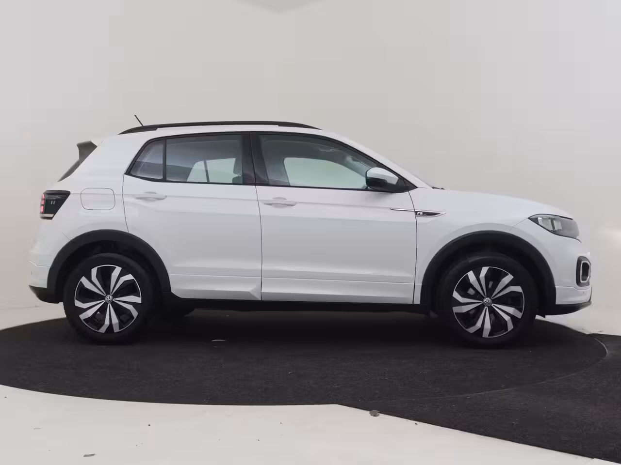 Volkswagen T-Cross 1.0 TSI Life 95Pk | R-Line l Trekhaak | Stoelverwarming | Dodehoek detectie | Parkeersenso