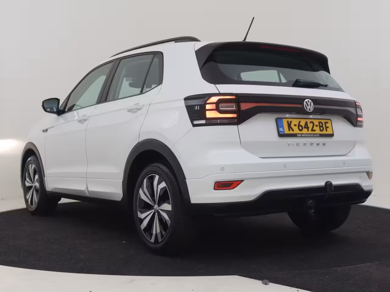 Volkswagen T-Cross 1.0 TSI Life 95Pk | R-Line l Trekhaak | Stoelverwarming | Dodehoek detectie | Parkeersenso