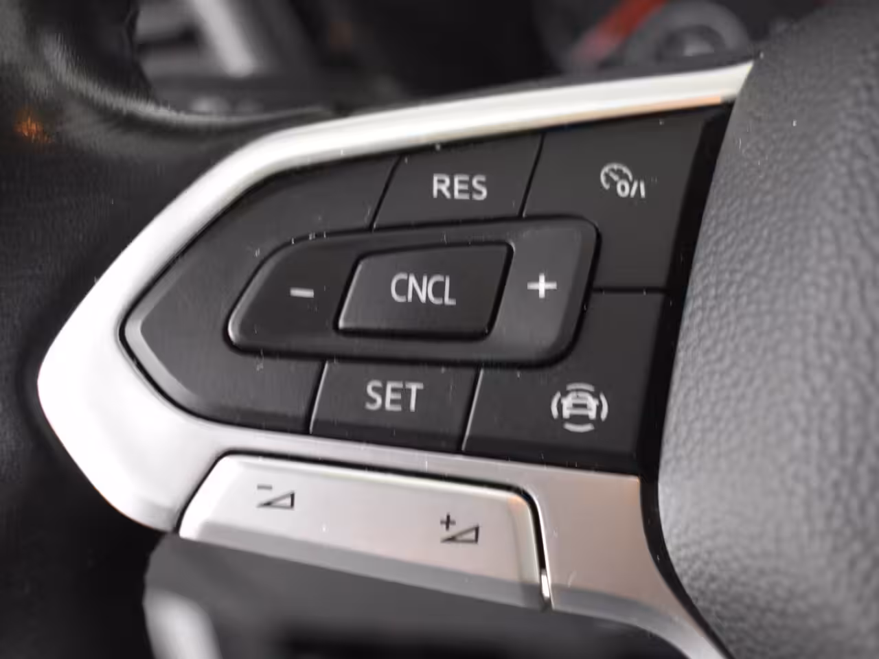 Volkswagen T-Cross 1.0 TSI Life 95Pk | R-Line l Trekhaak | Stoelverwarming | Dodehoek detectie | Parkeersenso