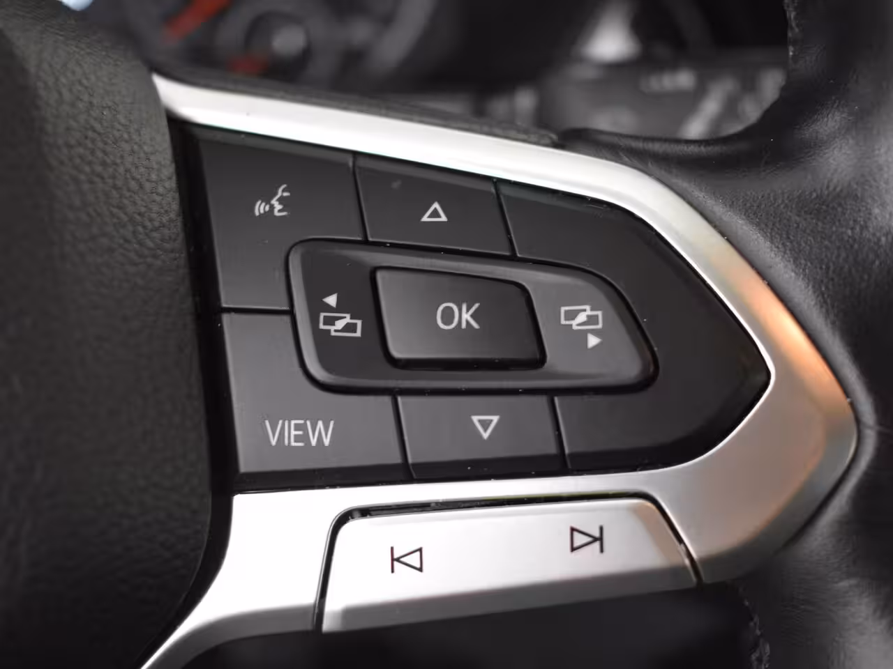 Volkswagen T-Cross 1.0 TSI Life 95Pk | R-Line l Trekhaak | Stoelverwarming | Dodehoek detectie | Parkeersenso