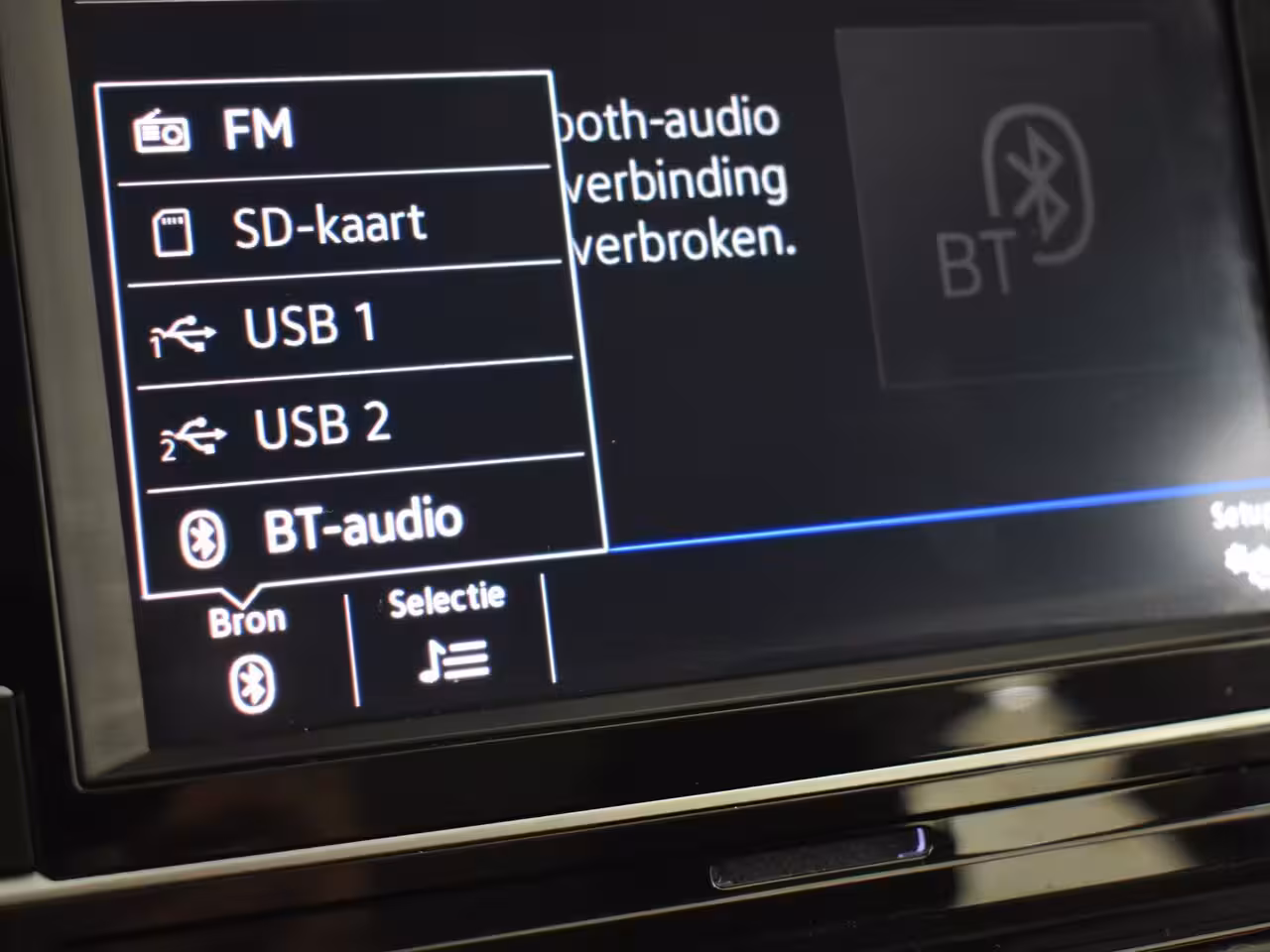 Volkswagen T-Cross 1.0 TSI Life 95Pk | R-Line l Trekhaak | Stoelverwarming | Dodehoek detectie | Parkeersenso