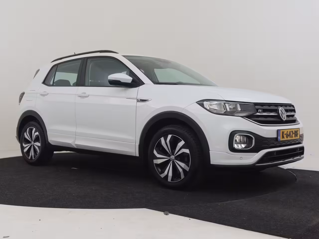 Volkswagen T-Cross 1.0 TSI Life 95Pk | R-Line l Trekhaak | Stoelverwarming | Dodehoek detectie | Parkeersenso