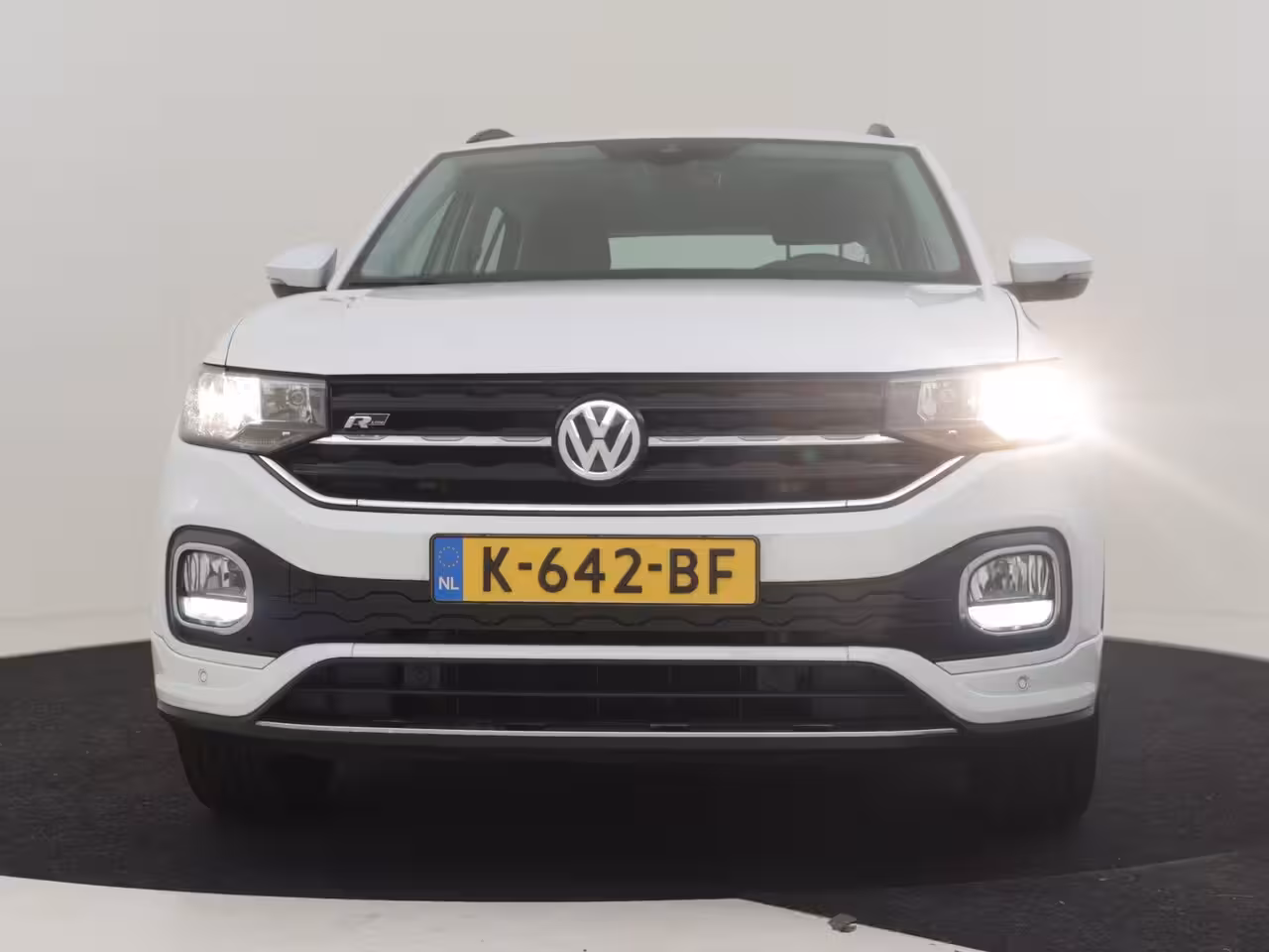 Volkswagen T-Cross 1.0 TSI Life 95Pk | R-Line l Trekhaak | Stoelverwarming | Dodehoek detectie | Parkeersenso