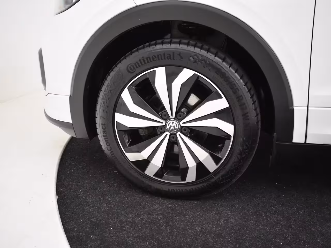 Volkswagen T-Cross 1.0 TSI Life 95Pk | R-Line l Trekhaak | Stoelverwarming | Dodehoek detectie | Parkeersenso