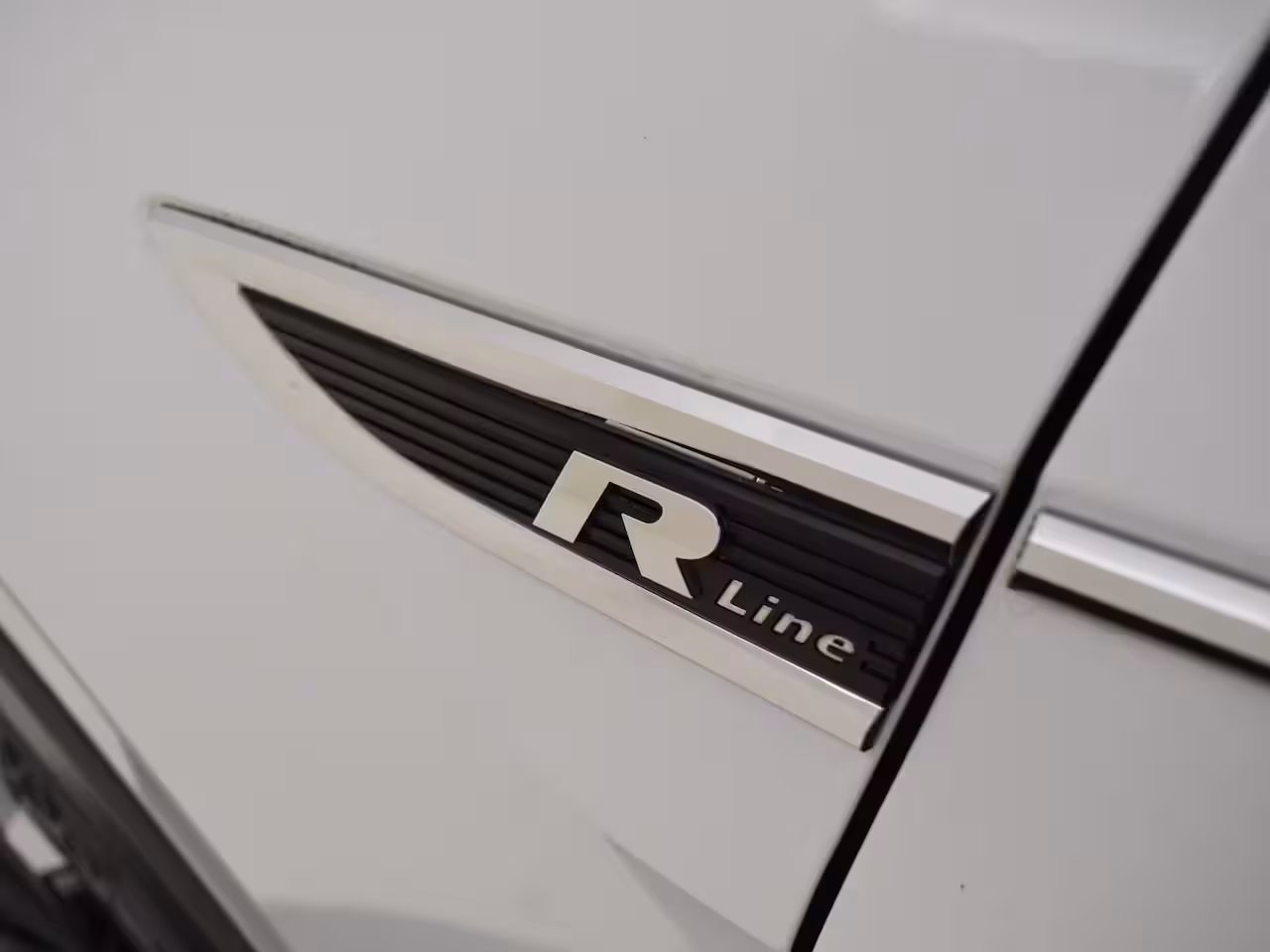Volkswagen T-Cross 1.0 TSI Life 95Pk | R-Line l Trekhaak | Stoelverwarming | Dodehoek detectie | Parkeersenso