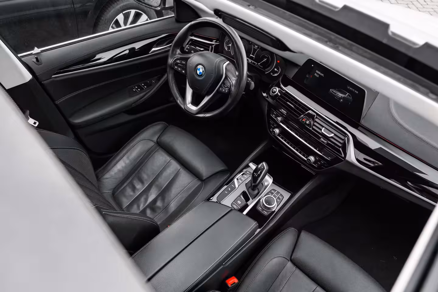 BMW 5-serie 530e iPerformance High Executive 252Pk | Rondomzichtcamera | Head-up Display | Glazen schu