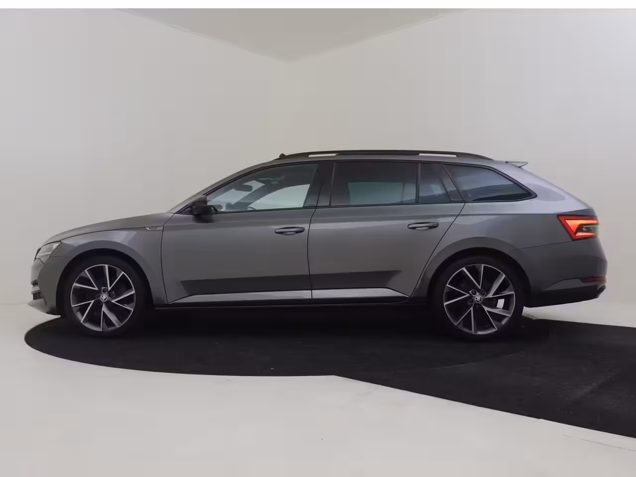Skoda Superb Combi 1.4 TSI iV Sportline Business l Elekt. Stoel incl Memory l Pano Dak l Camera l Elektr. Kle