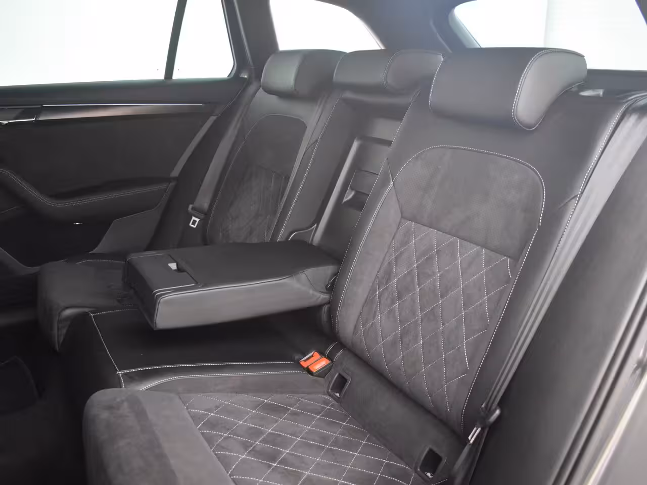 Skoda Superb Combi 1.4 TSI iV Sportline Business l Elekt. Stoel incl Memory l Pano Dak l Camera l Elektr. Kle