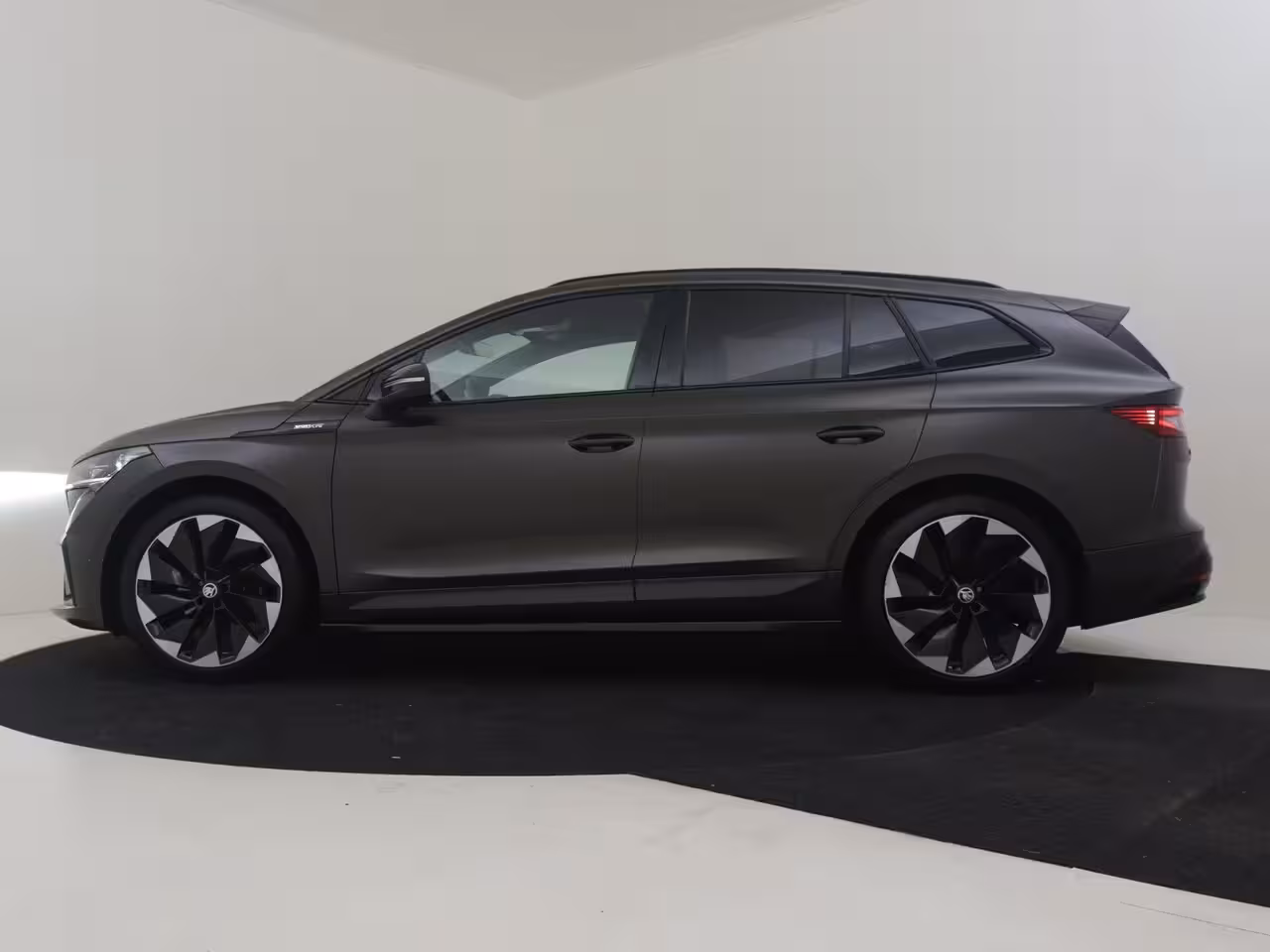Skoda Enyaq iV 60 Sportline l SOH 91, 38% l Camera | 21" l Apple Car Play l Matte kleur l Navi l Sportsto