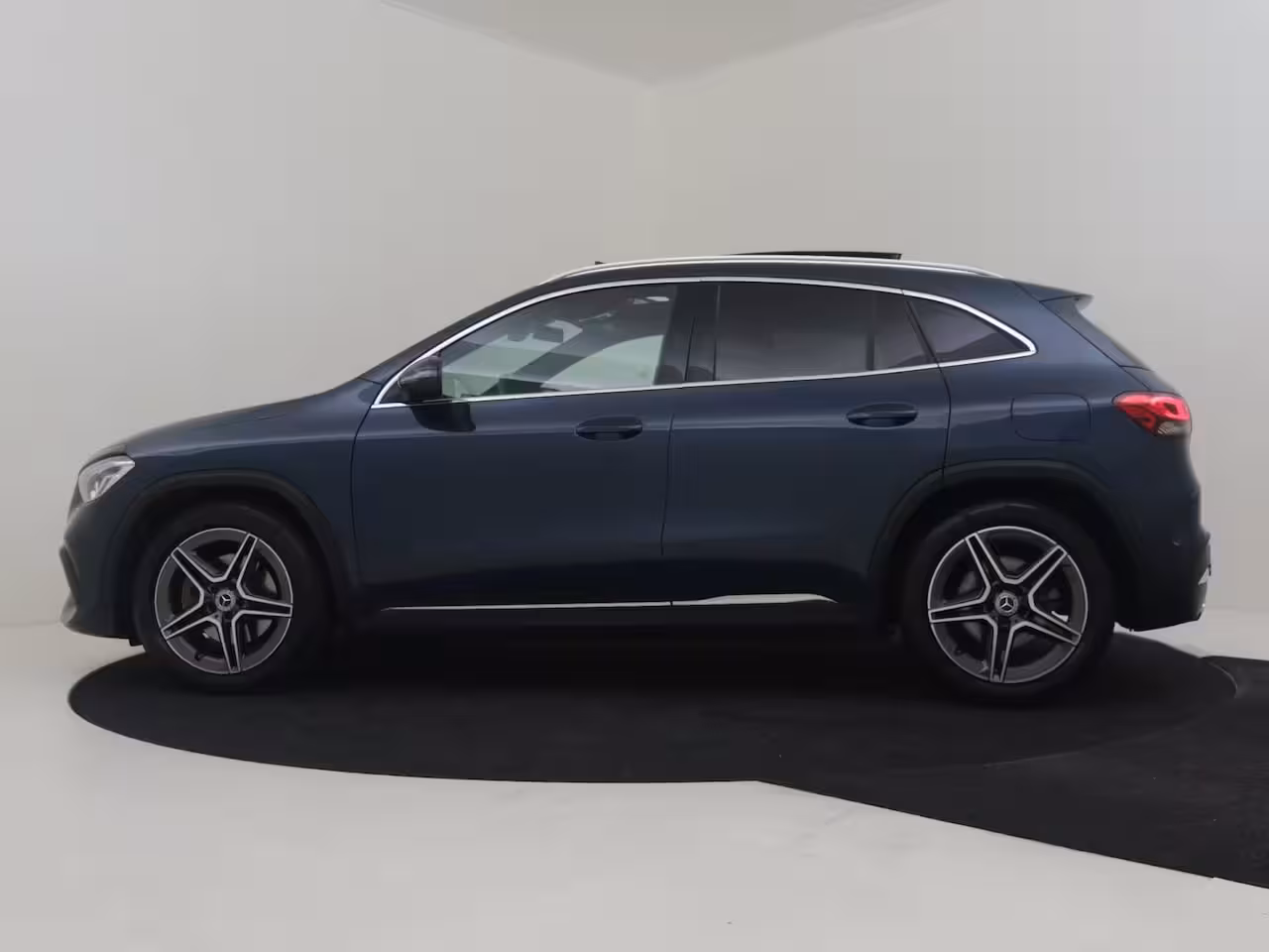Mercedes-Benz GLA-Klasse 250 4MATIC AMG Line l Pano Dak l Leder/Alcantara l Trekhaak l Dodehoek Detectie l AMG l Sf