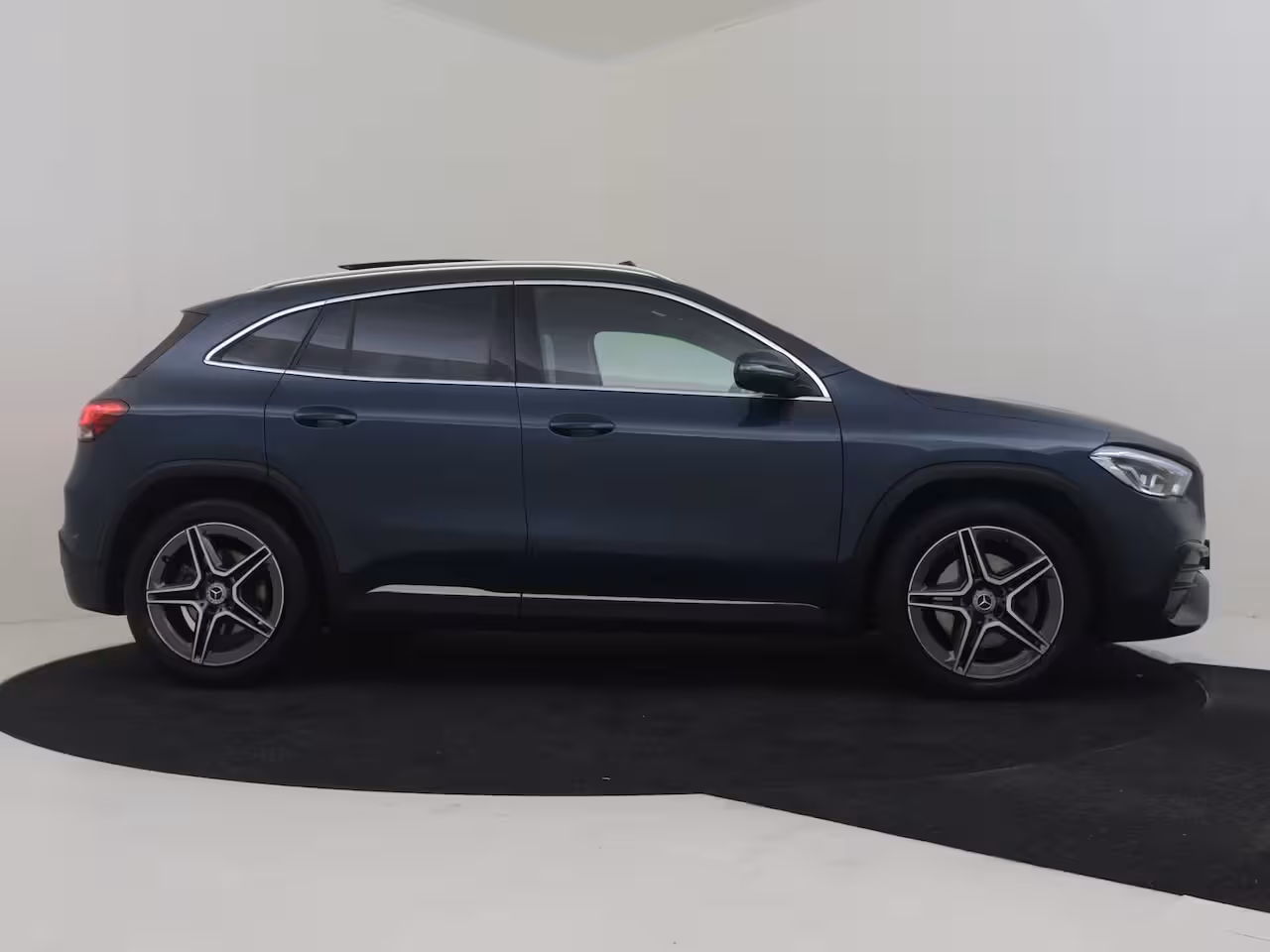Mercedes-Benz GLA-Klasse 250 4MATIC AMG Line l Pano Dak l Leder/Alcantara l Trekhaak l Dodehoek Detectie l AMG l Sf