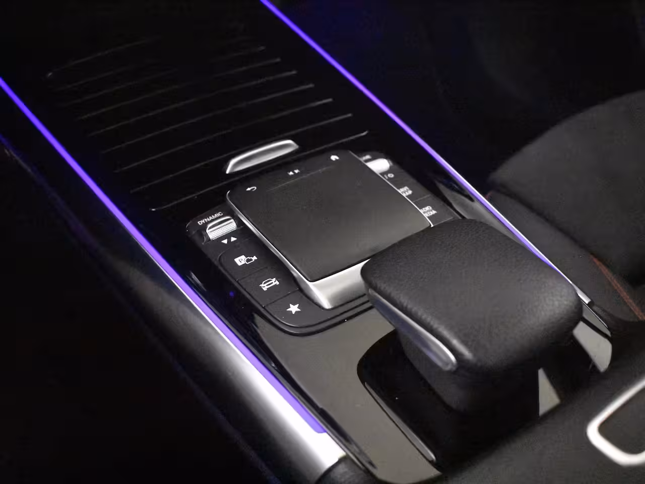 Mercedes-Benz GLA-Klasse 250 4MATIC AMG Line l Pano Dak l Leder/Alcantara l Trekhaak l Dodehoek Detectie l AMG l Sf