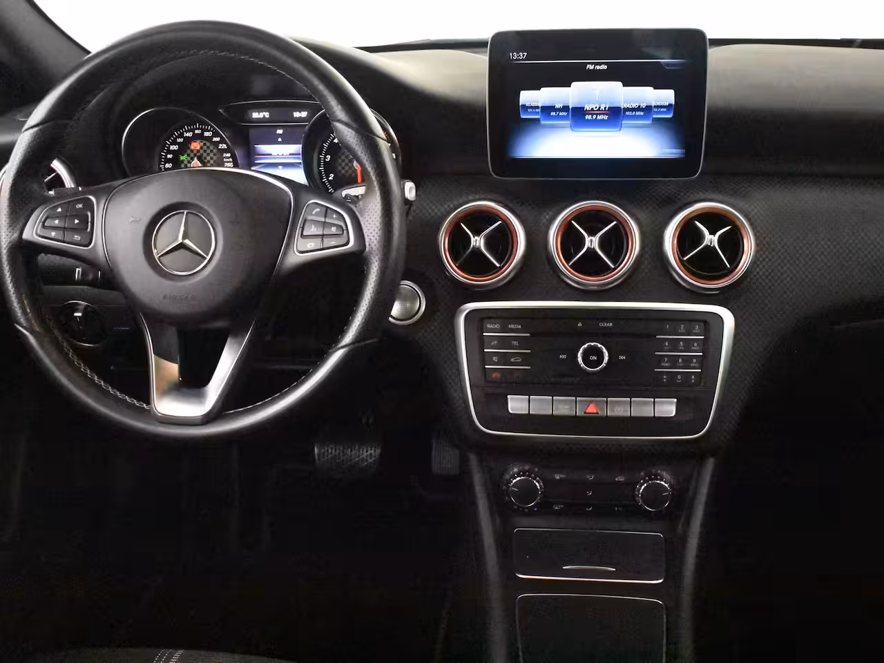 Mercedes-Benz A-klasse 180 Business Solution AMG | Cruise control | Climate control | Sport stoelen | Apple carpl