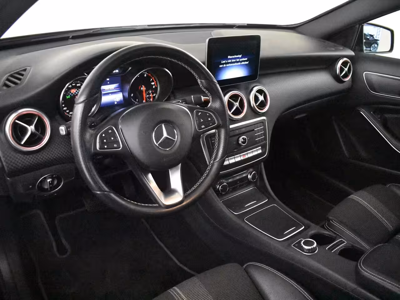 Mercedes-Benz A-klasse 180 Business Solution AMG | Cruise control | Climate control | Sport stoelen | Apple carpl