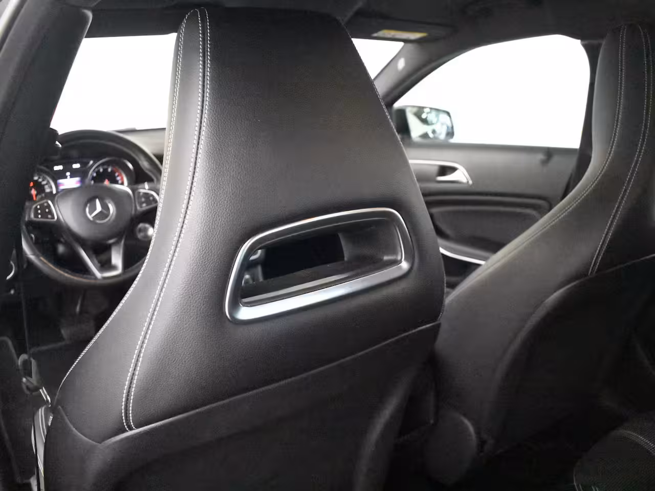 Mercedes-Benz A-klasse 180 Business Solution AMG | Cruise control | Climate control | Sport stoelen | Apple carpl