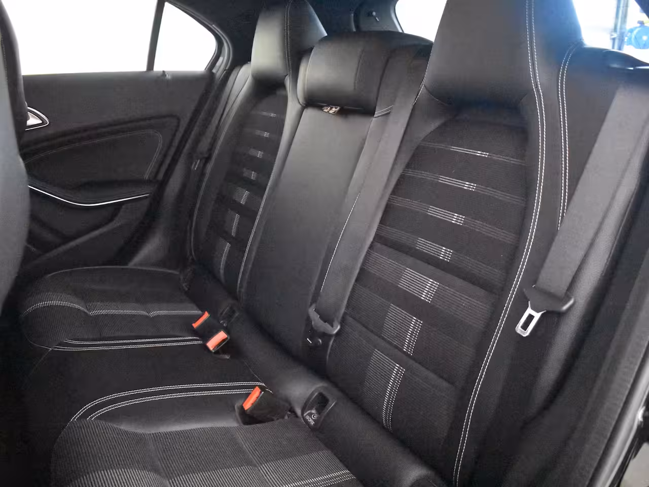 Mercedes-Benz A-klasse 180 Business Solution AMG | Cruise control | Climate control | Sport stoelen | Apple carpl