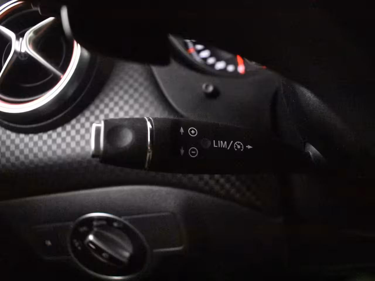 Mercedes-Benz A-klasse 180 Business Solution AMG | Cruise control | Climate control | Sport stoelen | Apple carpl