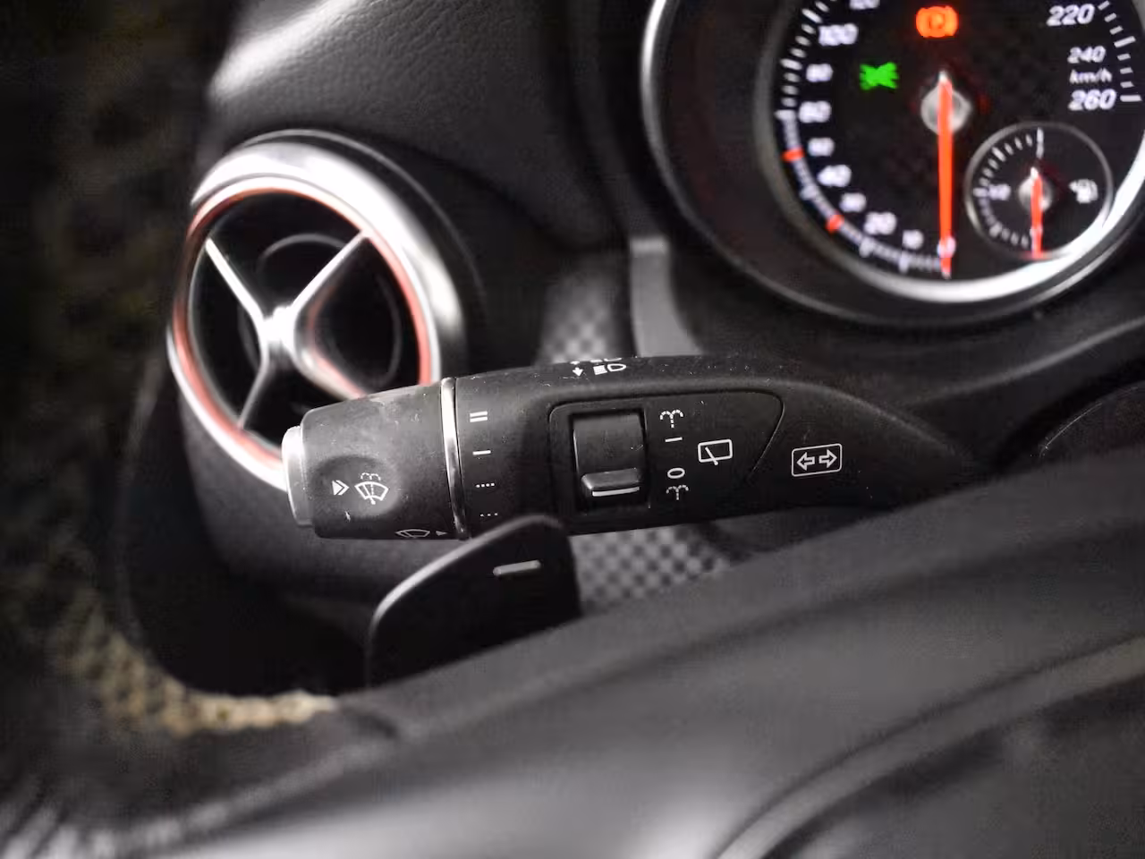 Mercedes-Benz A-klasse 180 Business Solution AMG | Cruise control | Climate control | Sport stoelen | Apple carpl