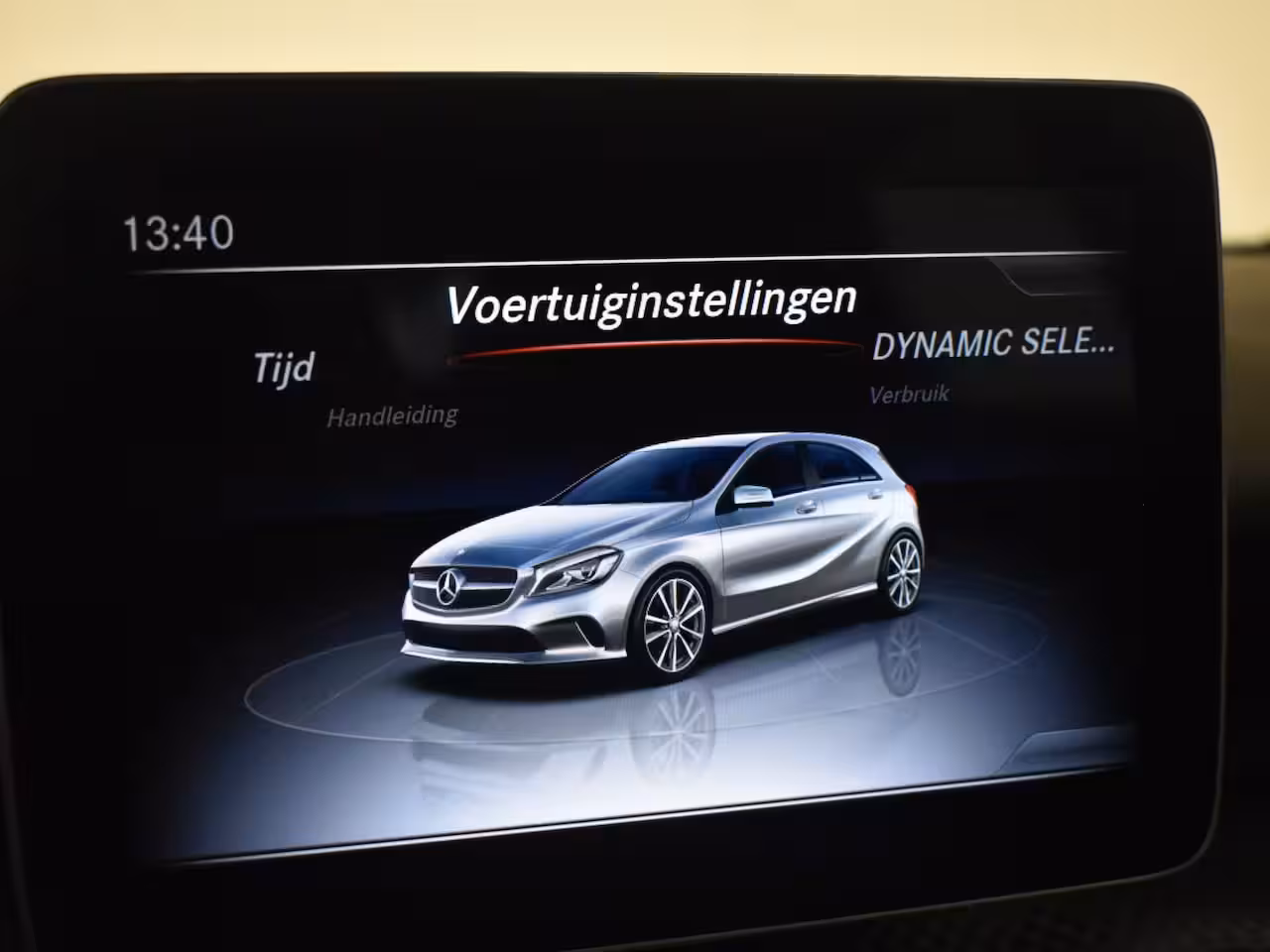 Mercedes-Benz A-klasse 180 Business Solution AMG | Cruise control | Climate control | Sport stoelen | Apple carpl