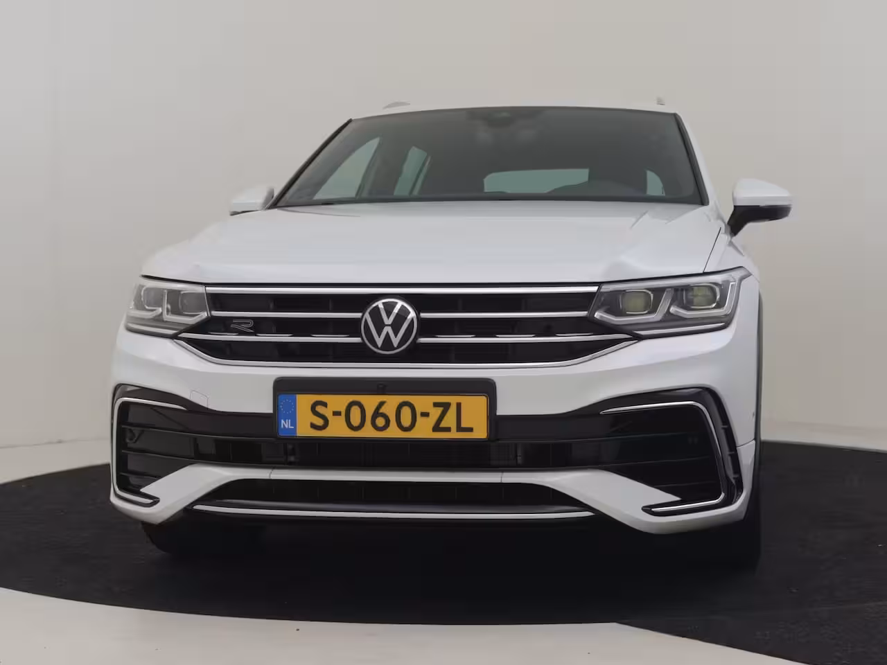 Volkswagen Tiguan 1.4 TSI eHybrid R-Line Business+245Pk DSG/AUTO | 1e Eigenaar | 360gr Camera | Trekhaak uit