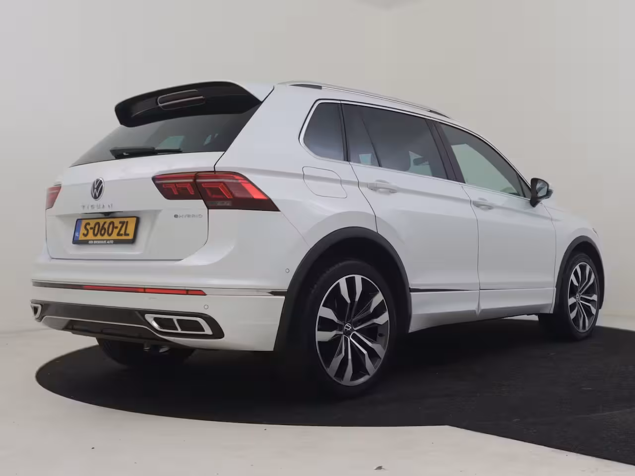 Volkswagen Tiguan 1.4 TSI eHybrid R-Line Business+245Pk DSG/AUTO | 1e Eigenaar | 360gr Camera | Trekhaak uit
