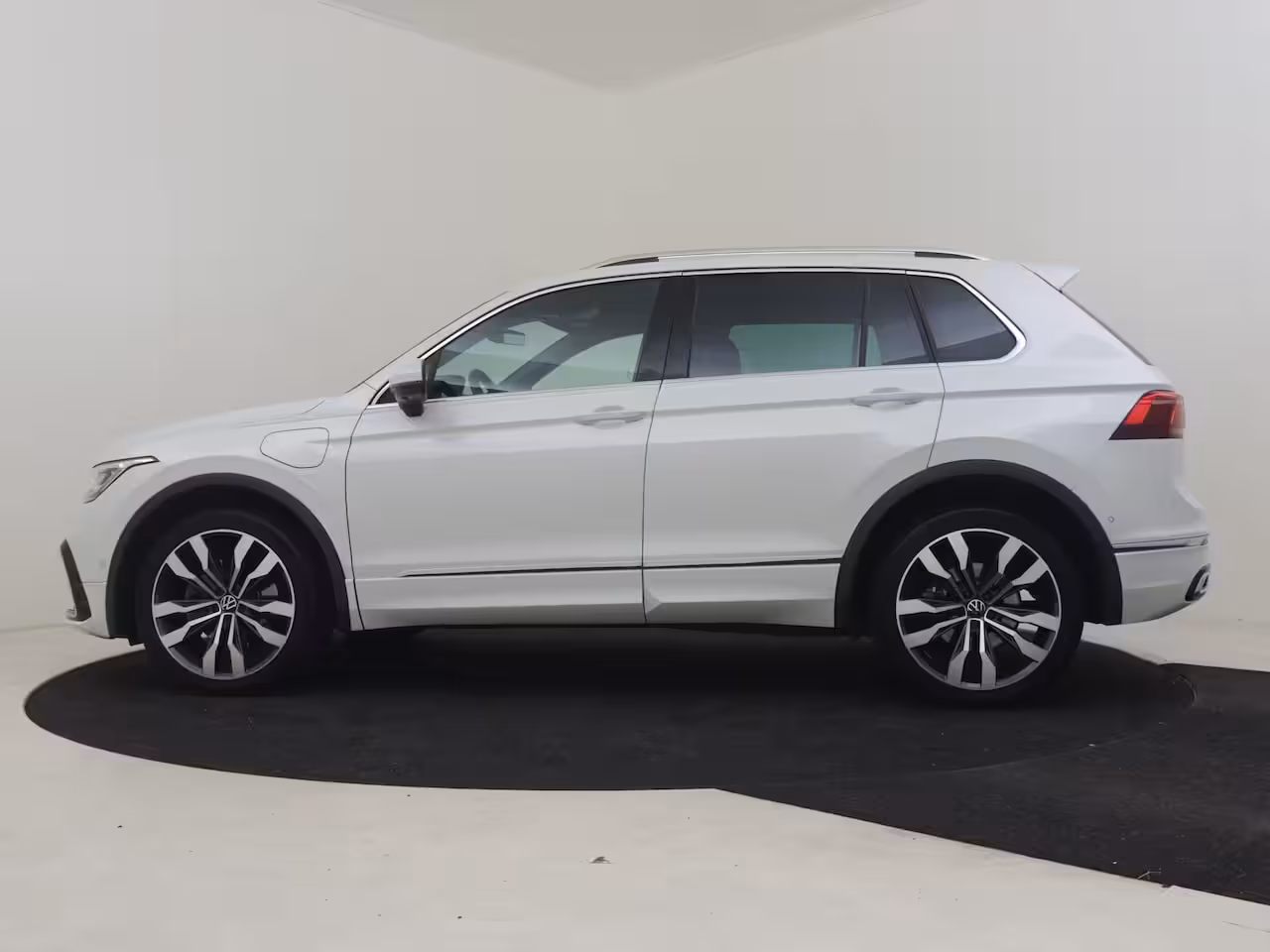 Volkswagen Tiguan 1.4 TSI eHybrid R-Line Business+245Pk DSG/AUTO | 1e Eigenaar | 360gr Camera | Trekhaak uit