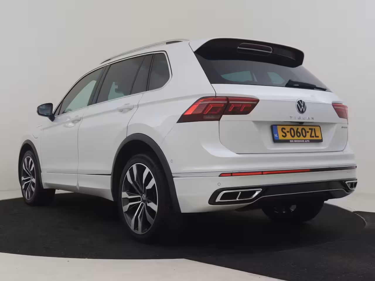 Volkswagen Tiguan 1.4 TSI eHybrid R-Line Business+245Pk DSG/AUTO | 1e Eigenaar | 360gr Camera | Trekhaak uit