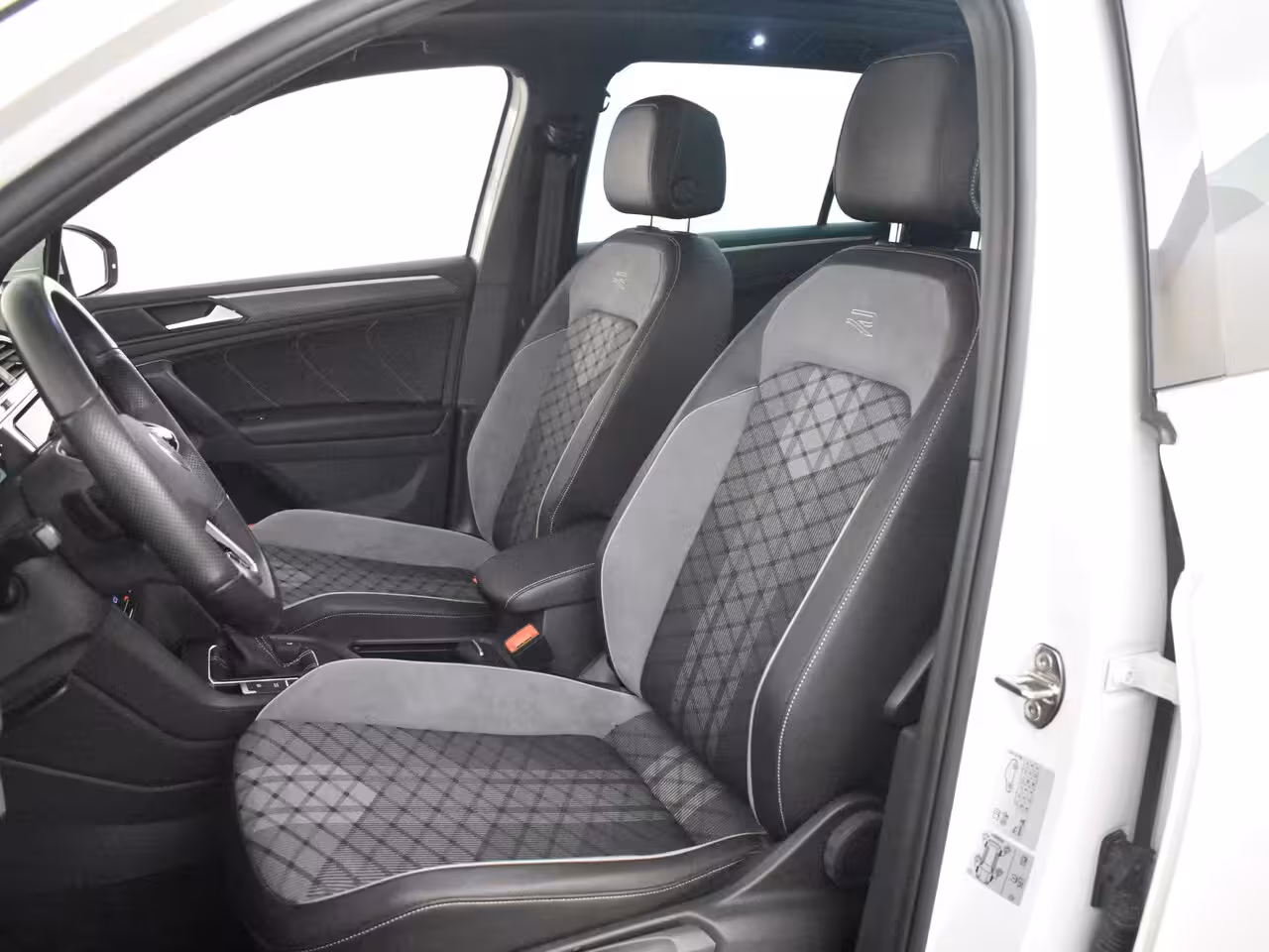 Volkswagen Tiguan 1.4 TSI eHybrid R-Line Business+245Pk DSG/AUTO | 1e Eigenaar | 360gr Camera | Trekhaak uit