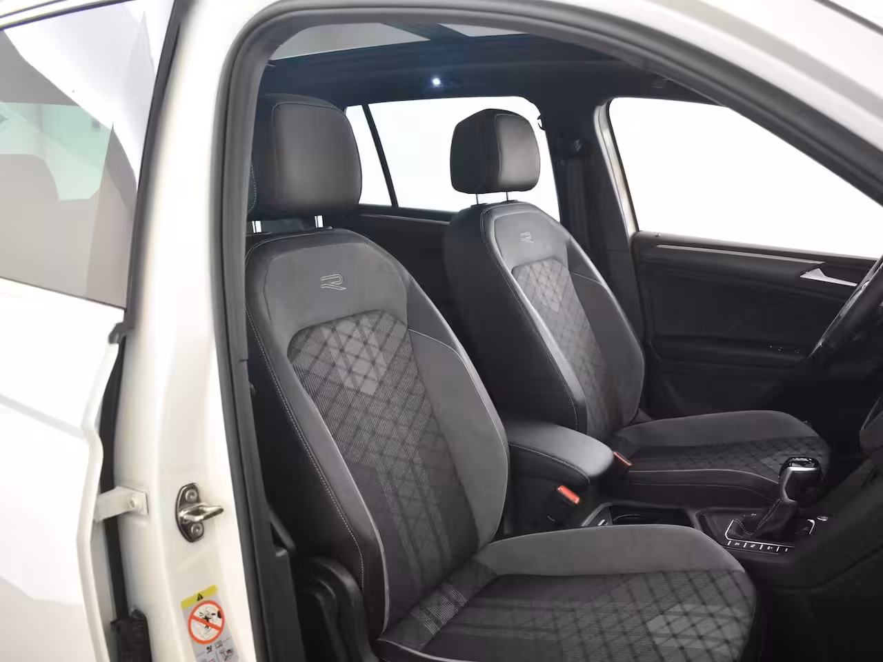 Volkswagen Tiguan 1.4 TSI eHybrid R-Line Business+245Pk DSG/AUTO | 1e Eigenaar | 360gr Camera | Trekhaak uit