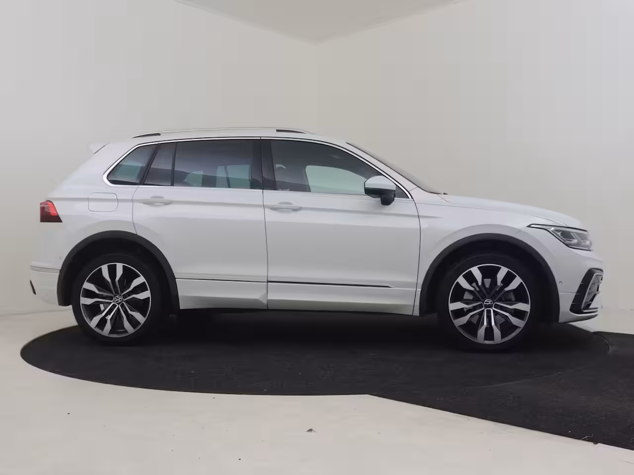 Volkswagen Tiguan 1.4 TSI eHybrid R-Line Business+245Pk DSG/AUTO | 1e Eigenaar | 360gr Camera | Trekhaak uit
