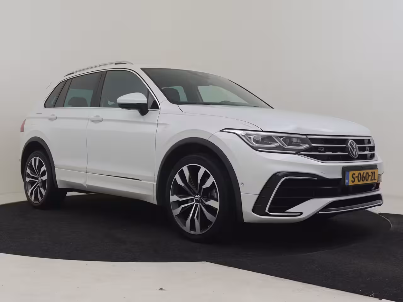 Volkswagen Tiguan 1.4 TSI eHybrid R-Line Business+245Pk DSG/AUTO | 1e Eigenaar | 360gr Camera | Trekhaak uit