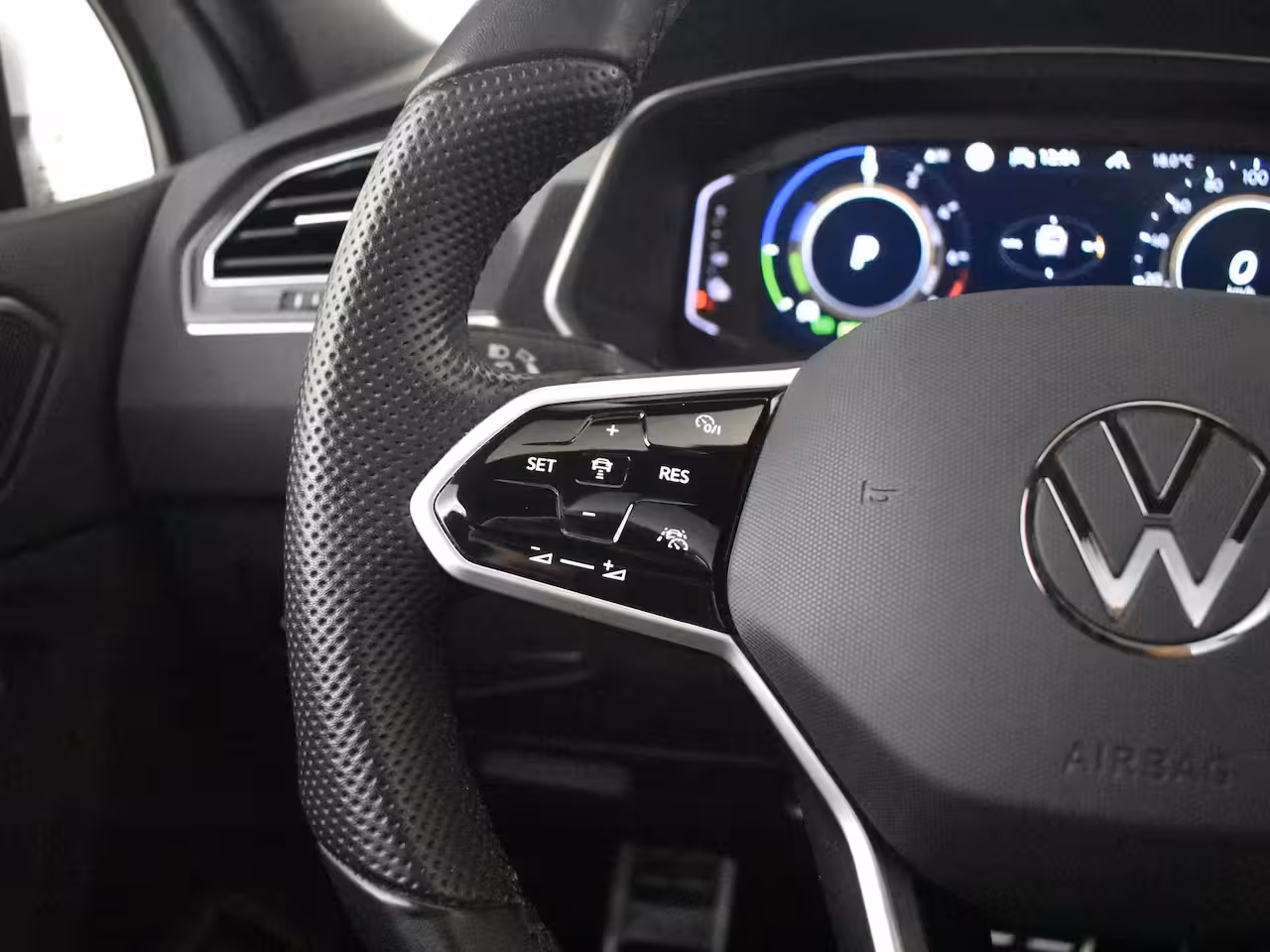 Volkswagen Tiguan 1.4 TSI eHybrid R-Line Business+245Pk DSG/AUTO | 1e Eigenaar | 360gr Camera | Trekhaak uit