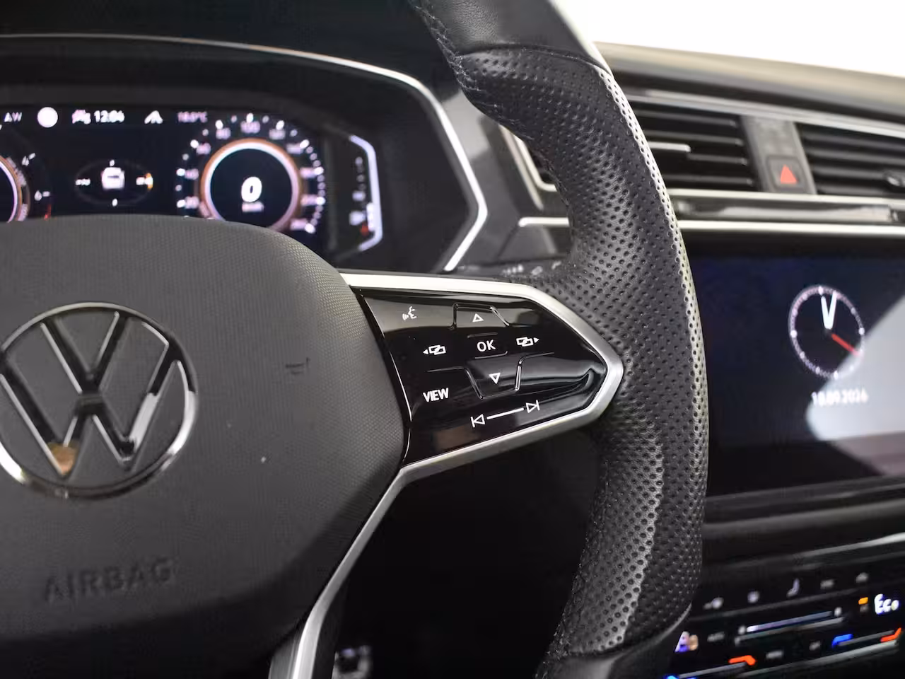 Volkswagen Tiguan 1.4 TSI eHybrid R-Line Business+245Pk DSG/AUTO | 1e Eigenaar | 360gr Camera | Trekhaak uit
